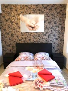 un letto con cuscini rossi sopra di Apartment in Antwerp city centre ad Anversa