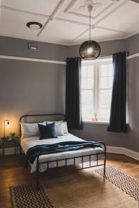 Un pat sau paturi într-o cameră la Royal Derby Hotel