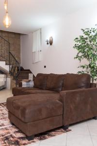 un sofá de cuero marrón en la sala de estar en loft style taverna en Aversa