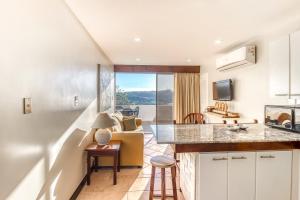 una cucina e un soggiorno con vista di Villa Sol 66-3 a Playa Hermosa