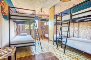 Postel nebo postele na pokoji v ubytování Selina Cancun Laguna Hotel Zone