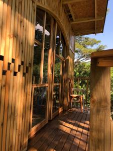 drewniany ganek kabiny z oknem w obiekcie Casa del Árbol Colombia w mieście Tobia