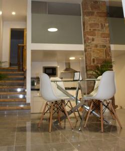瓦倫西亞的住宿－Apartamento Luminoso cerca de la PLAYA y PUERTO，一间设有玻璃桌和椅子的用餐室