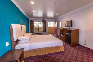 Habitación de hotel con 2 camas y TV en Hotel Pacific, Manhattan Beach, en Manhattan Beach