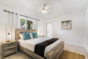 Säng eller sängar i ett rum på Alani Bay Premium Condos
