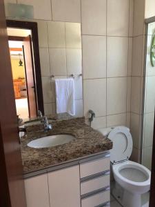 ein Badezimmer mit Waschbecken und Toilette in der Unterkunft Itacimirim - Quinta das Lagoas Residence in Itacimirim