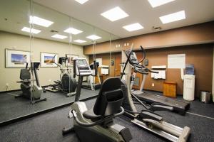 una palestra con tapis roulant e cyclette in una sala di Holiday Inn Express Hotel & Suites Nacogdoches, an IHG Hotel a Nacogdoches