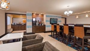 A restaurant or other place to eat at Best Western West Valley Inn