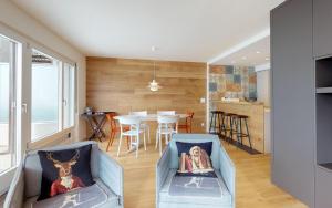 - un salon avec deux chaises bleues et une table dans l'établissement Au Réduit U06, à Saint-Moritz