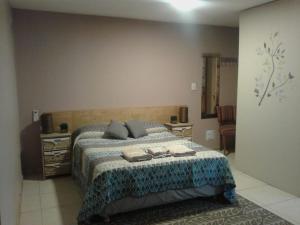 1 dormitorio con 1 cama con 2 toallas en Ubicadisimo dto. Loft con terraza privada en Mendoza