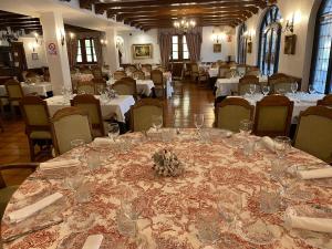 A restaurant or other place to eat at Los Bronces