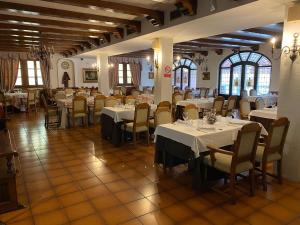 A restaurant or other place to eat at Los Bronces
