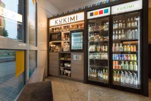 uma loja com um frigorífico cheio de bebidas em Ramada by Wyndham Hannover em Hanôver