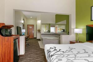 Un pat sau paturi într-o cameră la Sleep Inn & Suites Montgomery East I-85