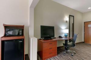 Habitación de hotel con escritorio, TV y ordenador. en Sleep Inn & Suites Montgomery East I-85, en Montgomery
