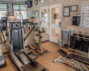 una habitación con un gimnasio con equipamiento de ejercicio. en Comfort Inn - Toronto Northeast, en Markham