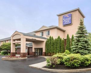 um hotel com uma placa na frente de um edifício em Sleep Inn & Suites Queensbury - Lake George em Queensbury