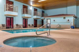une piscine au milieu d'un immeuble dans l'établissement Econo Lodge West - Coors Blvd, à Albuquerque