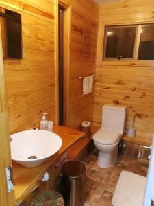 Vonios kambarys apgyvendinimo įstaigoje Hermosa casa en Pichilemu, en condominio con salida al mar