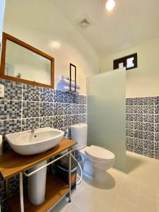 łazienka z umywalką i toaletą w obiekcie Casa de Moalboal w mieście Moalboal