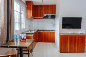 Kuchyň nebo kuchyňský kout v ubytování RedDoorz Plus near Camella La Brisa Lapulapu