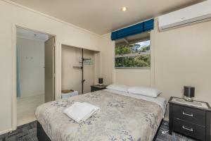 Ένα ή περισσότερα κρεβάτια σε δωμάτιο στο Riverside Lodge Paihia
