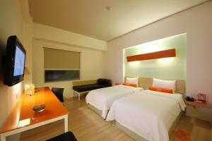 TV a/nebo společenská místnost v ubytování HARRIS Hotel Sentul City Bogor
