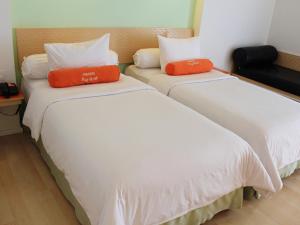 Postel nebo postele na pokoji v ubytování HARRIS Hotel Sentul City Bogor