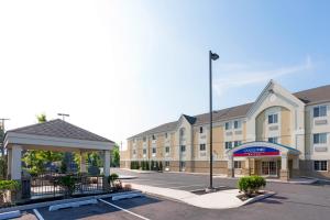 un gran edificio con un cenador en un aparcamiento en Candlewood Suites Secaucus, an IHG Hotel, en Secaucus