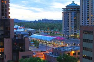 卡爾加里的住宿－Holiday Inn Express and Suites Calgary, an IHG Hotel，享有夜间城市景观和建筑