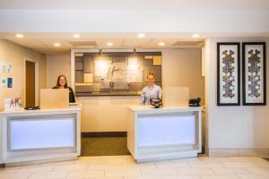 Dos mujeres detrás de los mostradores en un salón en Holiday Inn Express Hotel & Suites Cedar City, an IHG Hotel, en Cedar City