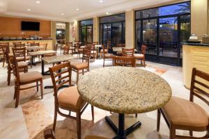 A restaurant or other place to eat at Holiday Inn Express Oaxaca - Centro Historico, an IHG Hotel