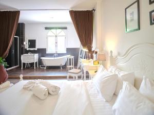 Кровать или кровати в номере Nidhra Lanna Hotel
