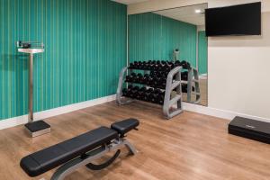 The fitness centre and/or fitness facilities at Holiday Inn Express Fort Worth West, an IHG Hotel