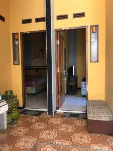um quarto com duas portas e um quarto com um piso em Villa Cahaya 9 em Batu mais 2 fotografias