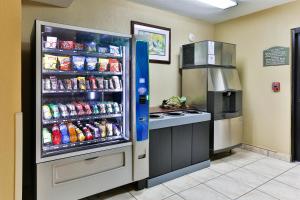 un frigorifero pieno di bibite gassate di Holiday Inn Express San Jose Airport, an IHG Hotel a Alajuela