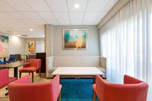 a waiting room with chairs and a table and a couch at Holiday Inn Express San Jose Costa Rica Airport by IHG in Alajuela City