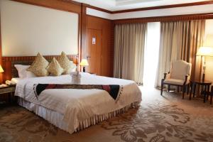 
A bed or beds in a room at Don Chan Palace Hotel & Convention
