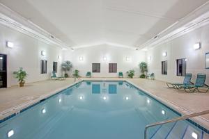 a large pool with blue water in a large room at Staybridge Suites Lincolnshire, an IHG Hotel in Lincolnshire