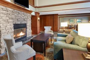 A seating area at Staybridge Suites Lincolnshire, an IHG Hotel