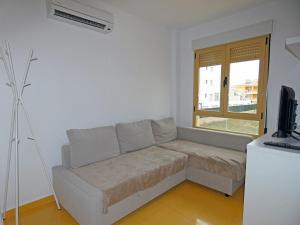 a living room with a couch and a television at Anacasa Avinyo Sector 5 AP121 in Oliva