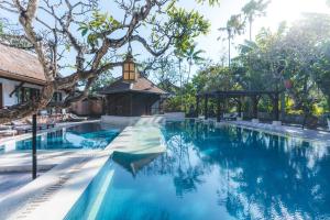 Puri Santrian Beach Resort And Spa内部或周边的泳池