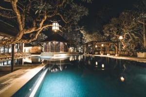 Puri Santrian Beach Resort And Spa内部或周边的泳池