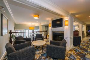 sala de estar con sillas y chimenea en Holiday Inn Express and Suites Merrimack, an IHG Hotel, en Merrimack