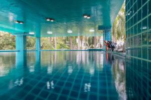 uma piscina com azulejos azuis no chão em iCheck inn Residences Sathorn em Banguecoque