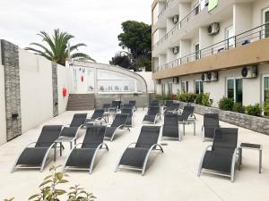 una fila de sillas sentadas a un lado de un edificio en ¡Monoambiente exclusivo c/ pileta en Zona Playa! en Necochea