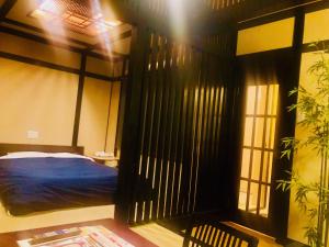 1 dormitorio con 1 cama en una habitación con ventanas en Hotel Mermaid (Leisure Hotel) en Beppu