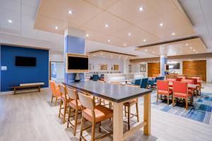 Телевизор и/или развлекательный центр в Holiday Inn Express & Suites Ft. Washington - Philadelphia by IHG