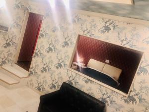 Habitación con cama y pared con papel pintado. en Hotel Mermaid (Leisure Hotel) en Beppu