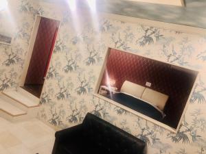 別府市にあるHotel Mermaid (Leisure Hotel)のベッド1台付きの壁紙の客室です。